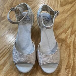 Llivia Wedge Sandal NWOB  (Women)
Toni Pons size 39 (s1)